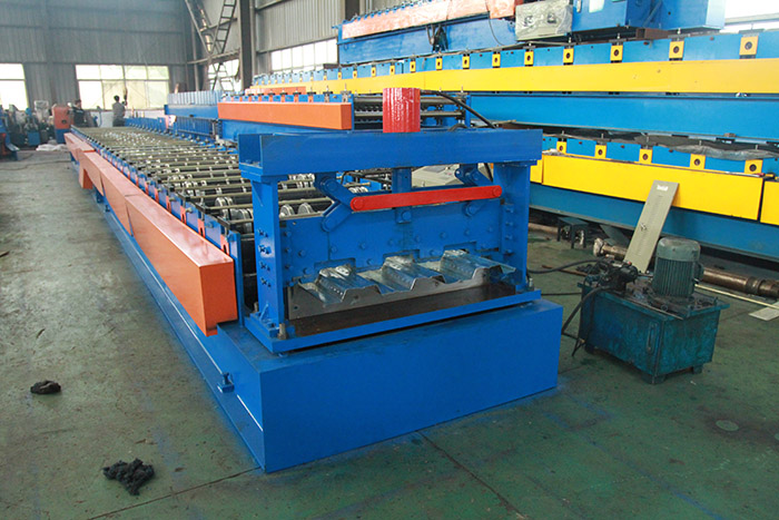 太陽能組件鋼邊框成型設備的操作規范及安全注意事項